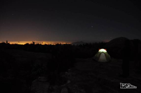 Aos pés do Castelo do Açu, quase aos 2.200 metros de altitude, no Parque Nacional da Serra dos Órgãos, no Rio de Janeiro, a nossa barraca e a Ana, no esculo, observando as luzes da Baixada Fluminense ao fundo